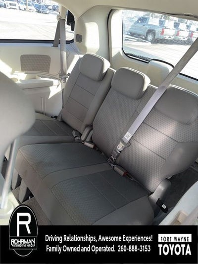 2010 Chrysler Town & Country LX