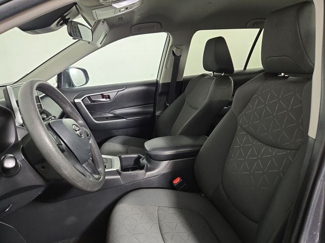 2024 Toyota RAV4 XLE - Photo 13
