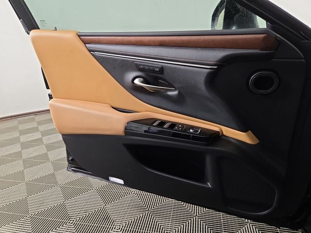 2025 Lexus ES 300h F SPORT Design