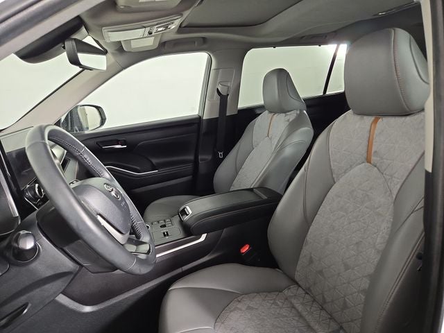 2023 Toyota Highlander Hybrid Bronze Edition