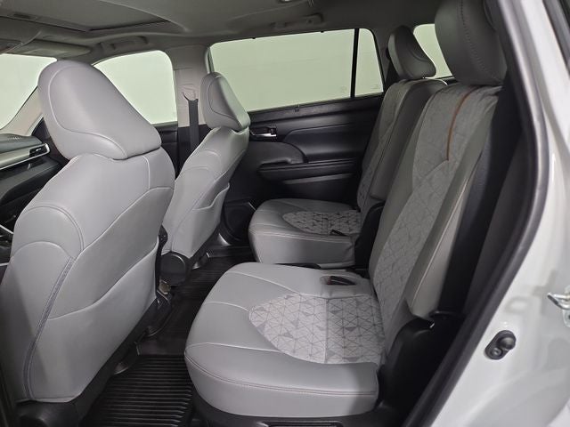 2023 Toyota Highlander Hybrid Bronze Edition