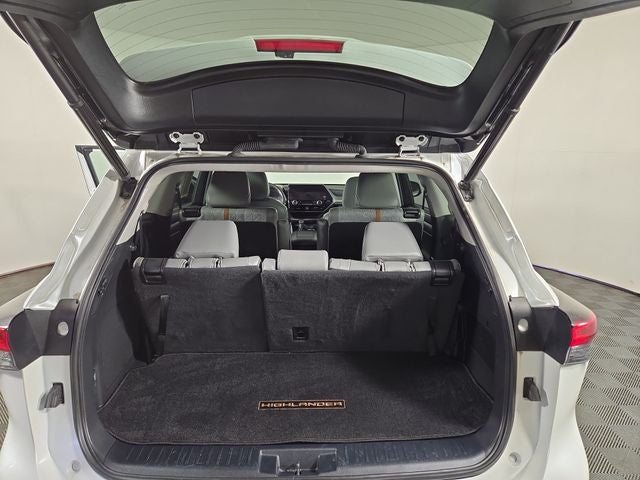 2023 Toyota Highlander Hybrid Bronze Edition