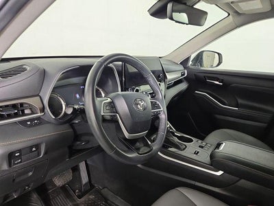 2023 Toyota Highlander Hybrid Bronze Edition