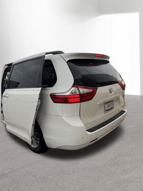 2017 Toyota Sienna XLE Premium 8 Passenger
