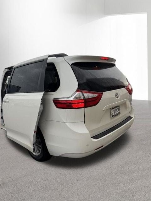 2017 Toyota Sienna XLE Premium 8 Passenger