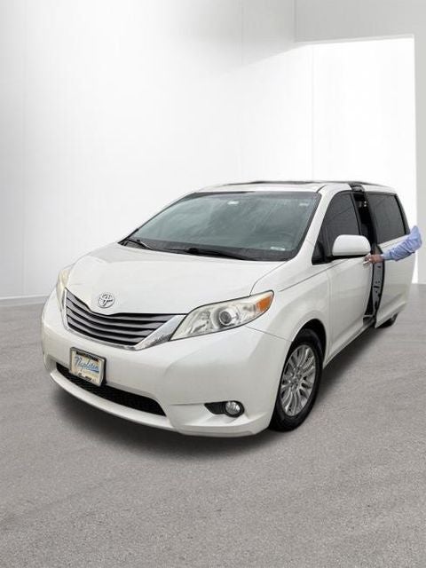 2017 Toyota Sienna XLE Premium 8 Passenger