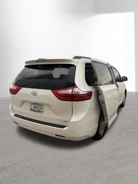 2017 Toyota Sienna XLE Premium 8 Passenger