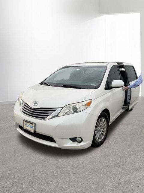 2017 Toyota Sienna XLE Premium 8 Passenger