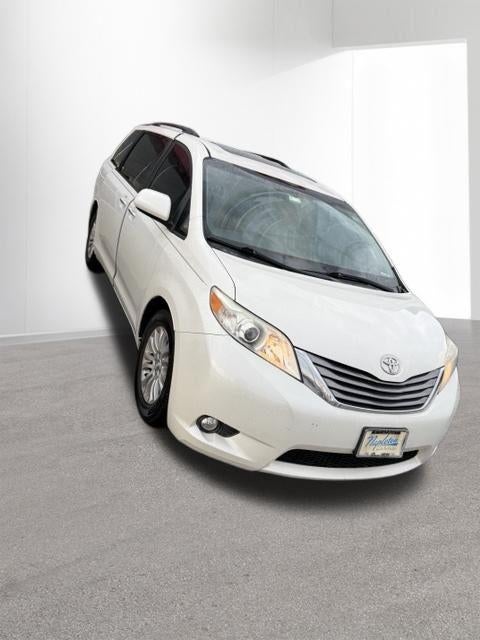 2017 Toyota Sienna XLE Premium 8 Passenger