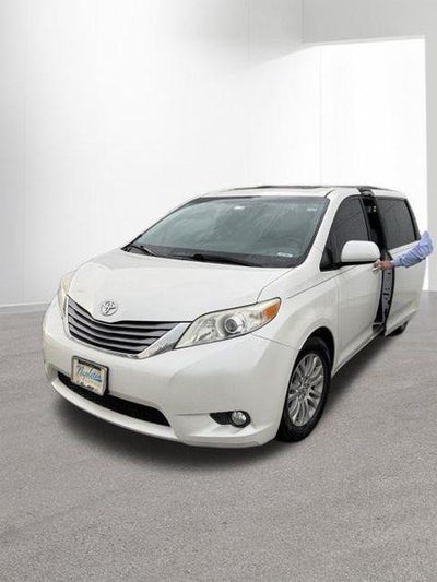 2017 Toyota Sienna XLE Premium 8 Passenger