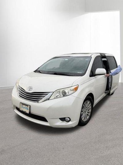 2017 Toyota Sienna XLE Premium 8 Passenger