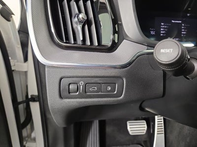 2022 Volvo XC60 Recharge Plug-In Hybrid T8 R-Design