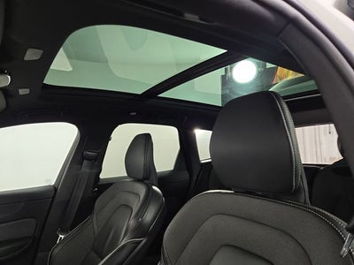 2022 Volvo XC60 Recharge Plug-In Hybrid T8 R-Design