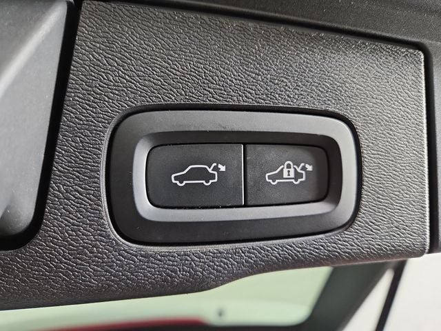2022 Volvo XC60 Recharge Plug-In Hybrid T8 R-Design